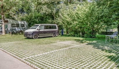 Stellplatz auf dem Camping Eichholz mit einem schwarzen Campervan